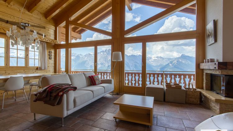 Beautiful chalet in a quiet area with wonderful views of the Alps !