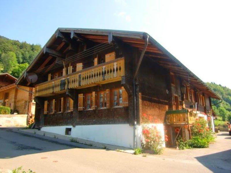 Big chalet in a quiet area, large land, possibility to build!