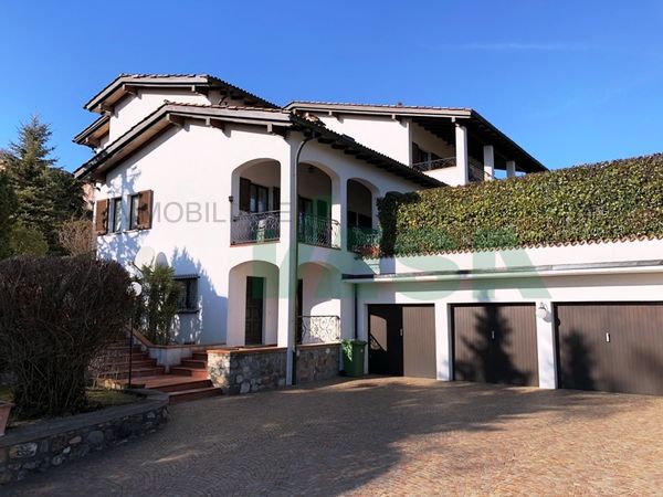 Elegante Villa in mediterranem Stil, mit grossem schönen Grundstück