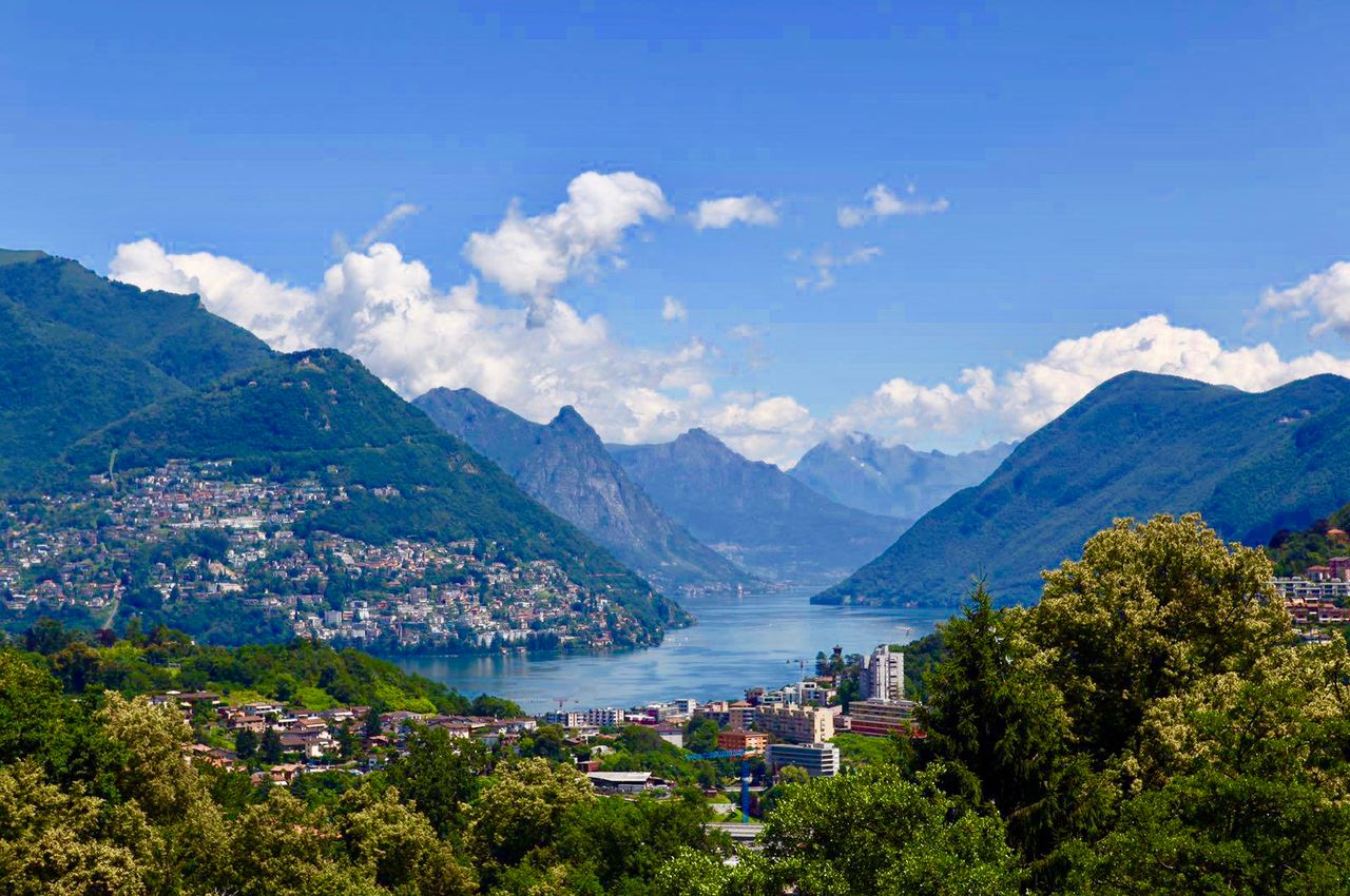 Elegante Villa di Lusso con Vista Lago di Lugano a Montagnola