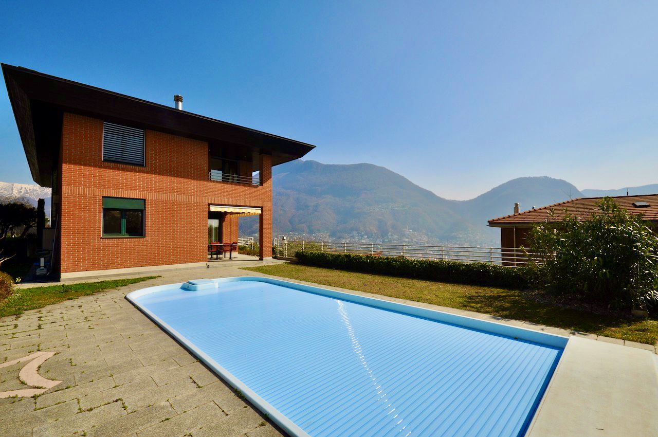 Villa mit Pool und Panoramablick auf den Luganer See und die Berge